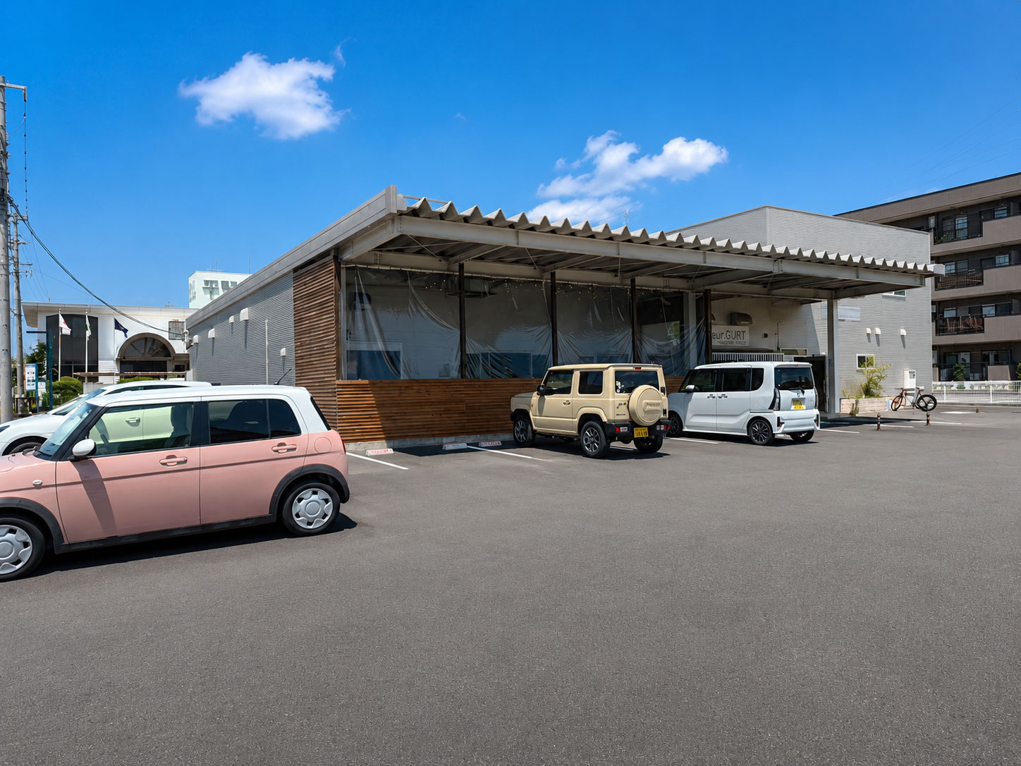 mine Gym×Pilatesが入る建物の外観と駐車場